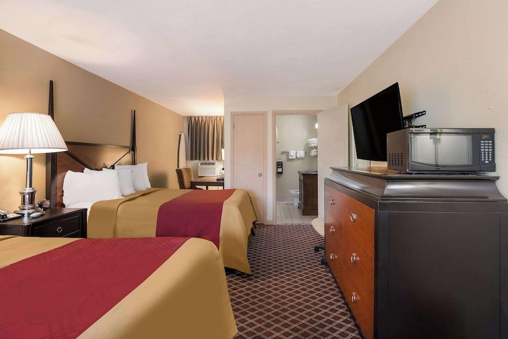 Rodeway Inn photo 24