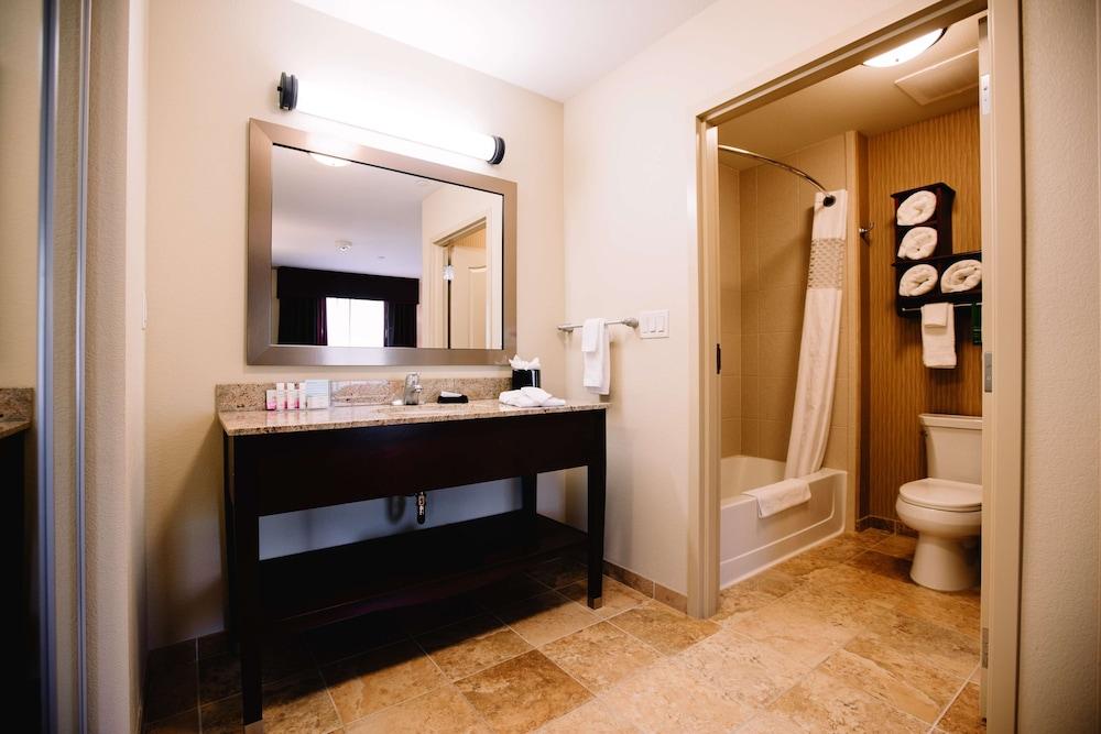 Hampton Inn & Suites Minot Airport photo 19