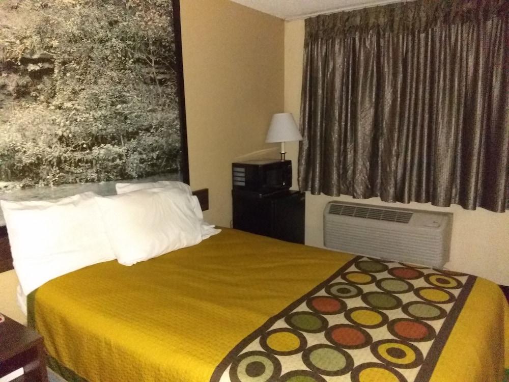 Super 8 by Wyndham Boonville photo 8