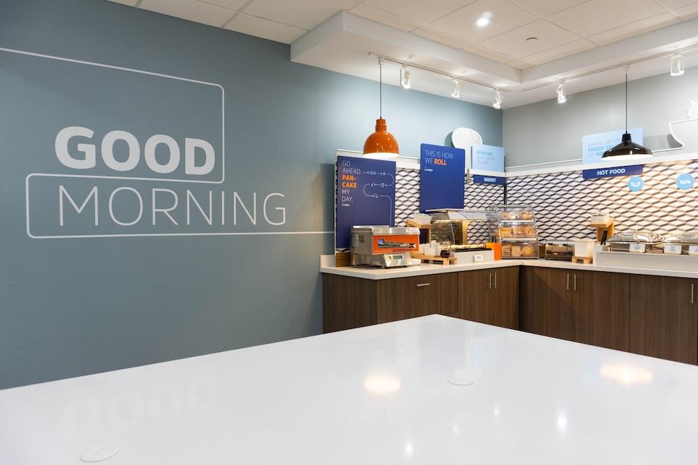 Holiday Inn Express & Suites Los Angeles Downtown West by IHG photo 27