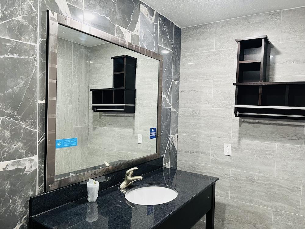 Town House Motel photo 6