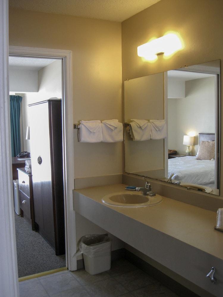 Cedar Hill Lodge photo 45