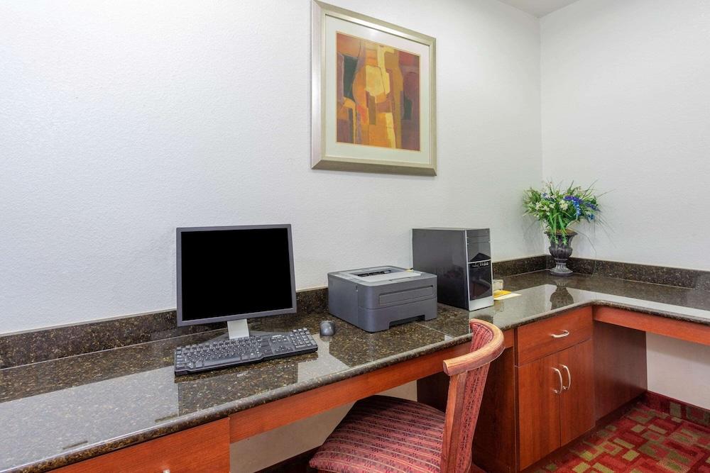 La Quinta Inn & Suites by Wyndham St. Augustine photo 6