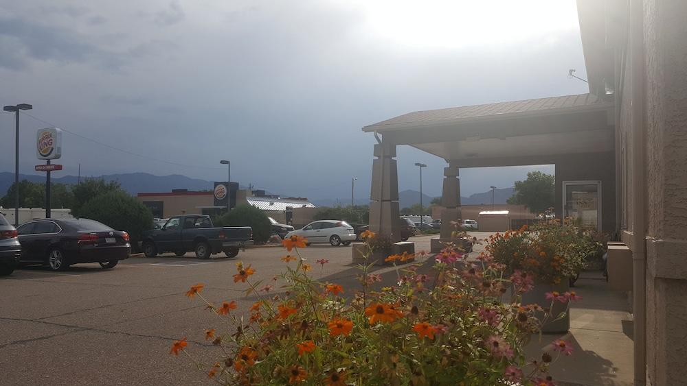 Budget Host Royal Gorge Inn photo 2