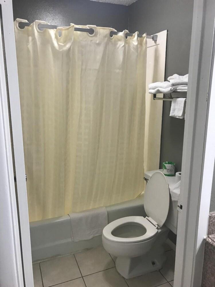 Express Inn - Bay City photo 8