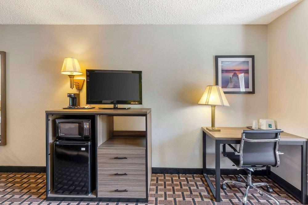 Quality Inn Huron photo 18