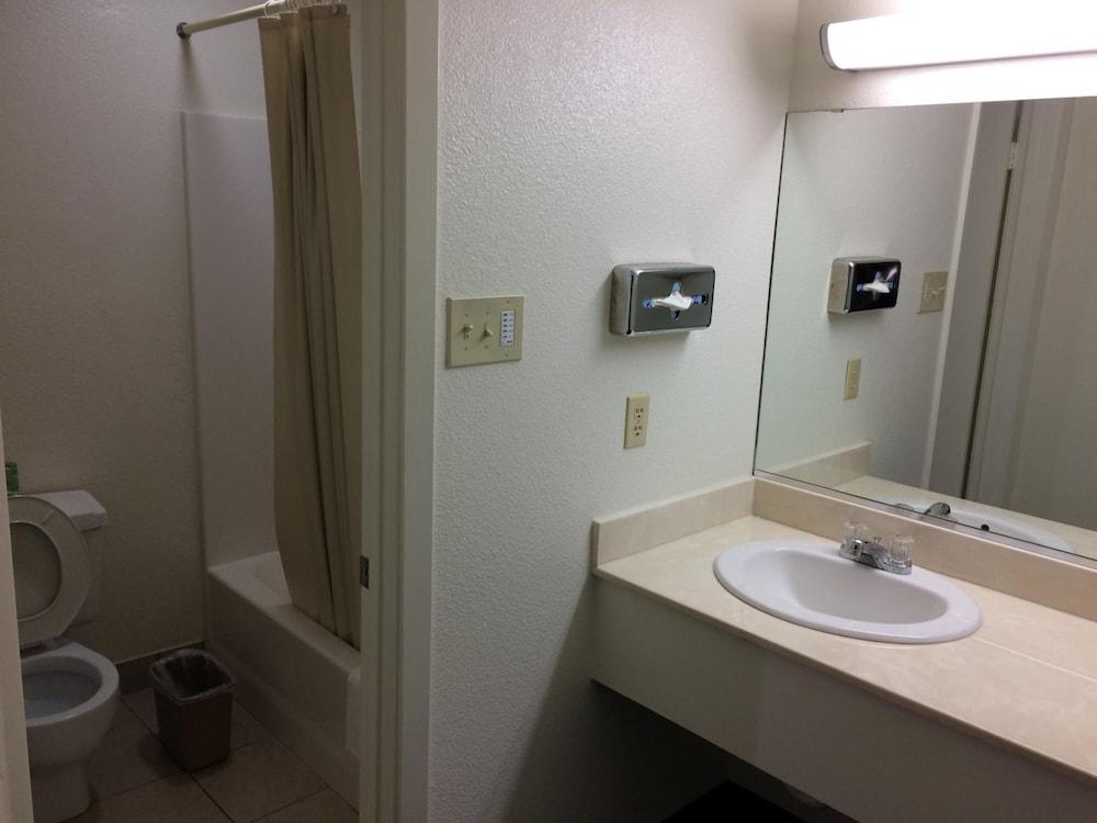 Travel Inn & Suites photo 30