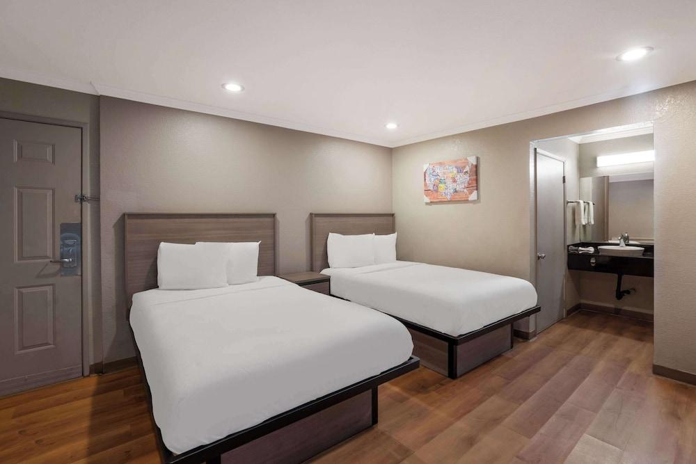 Econo Lodge Vallejo Fairgrounds photo 11