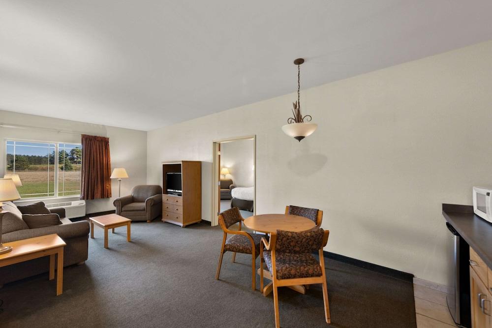 Rodeway Inn & Suites Tomahawk photo 33