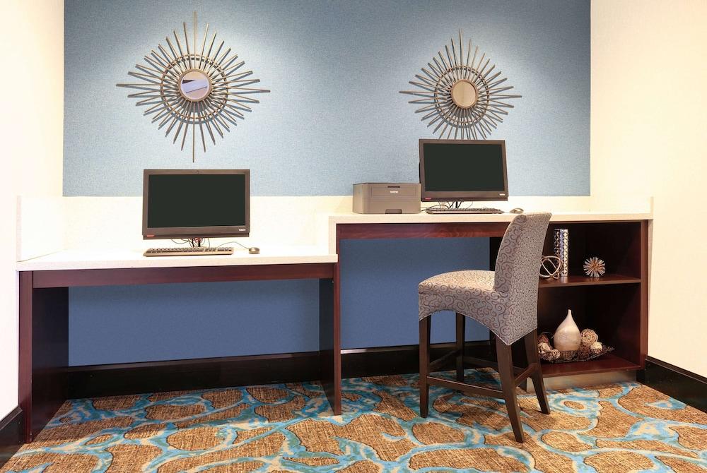 La Quinta Inn & Suites by Wyndham Dallas Grand Prairie South photo 52