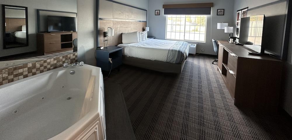 AmericInn by Wyndham Galesburg photo 10