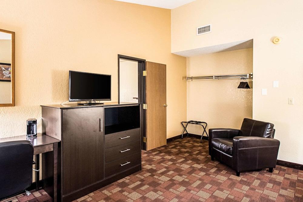 Econo Lodge Watertown photo 34