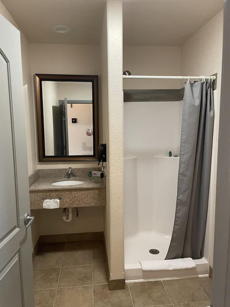 Price Pointe Inn photo 5