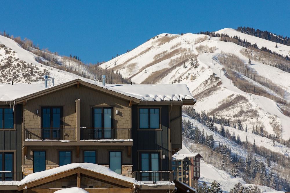 The Residences at Blackstone photo 17