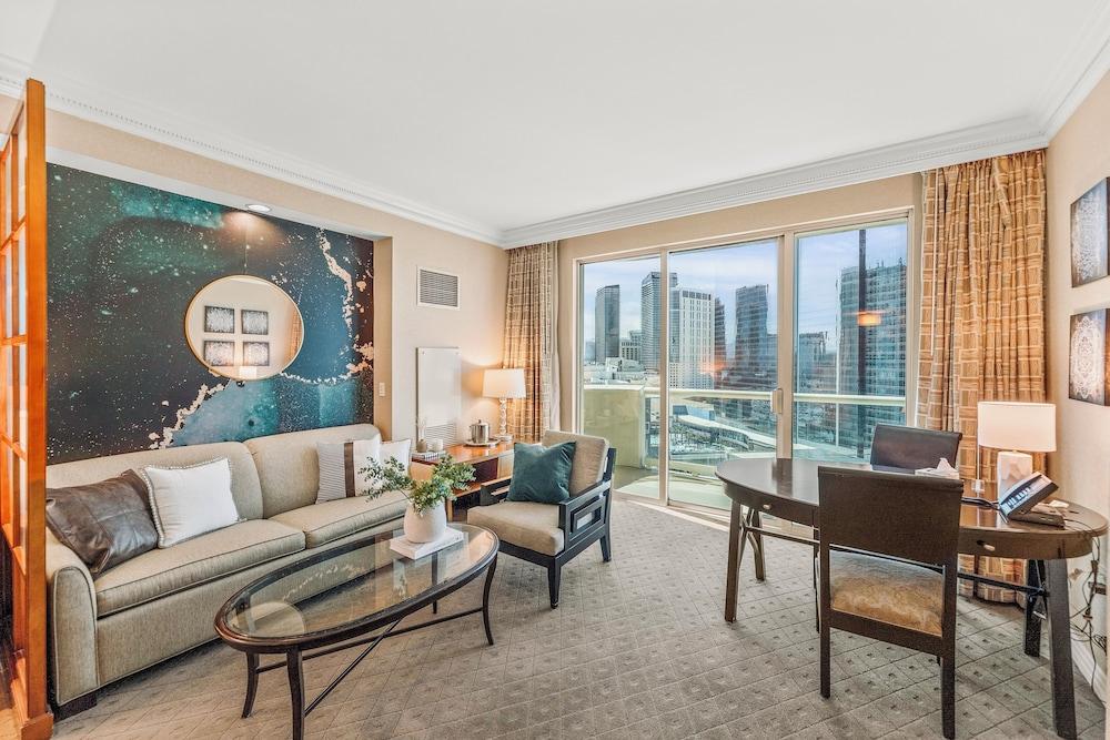 Premium Suite w/balcony at The Signature photo 11