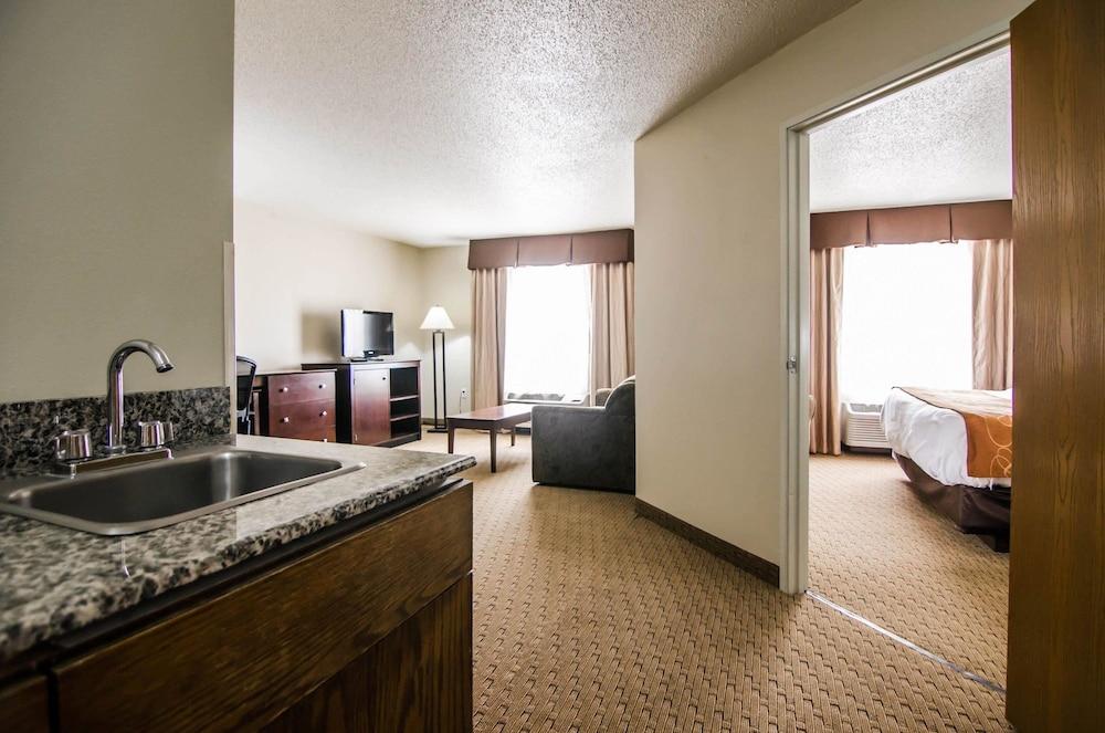 Quality Suites St. Joseph photo 10