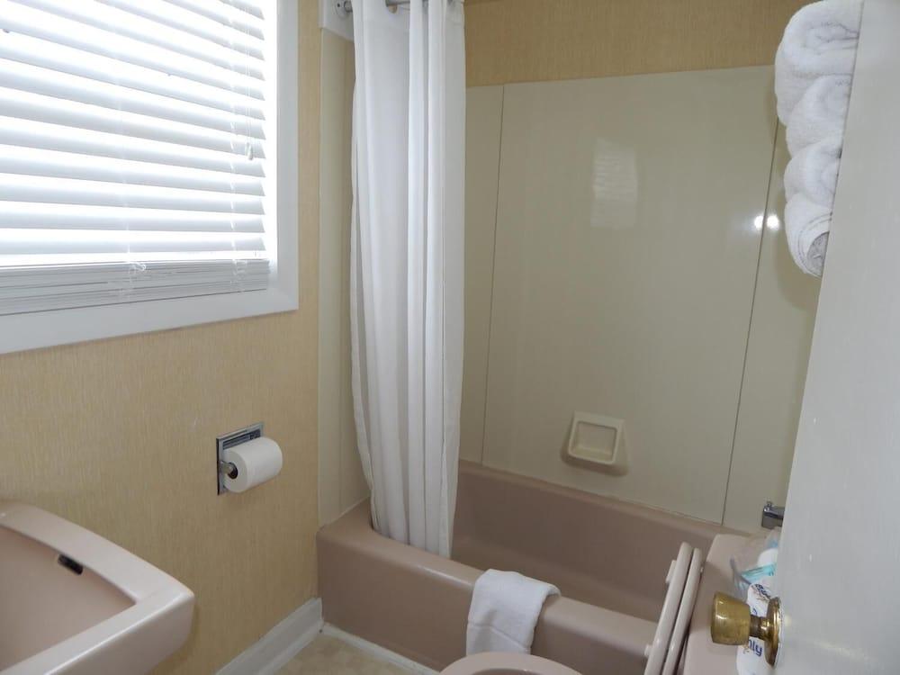 Thunderbird Beach Motel photo 38