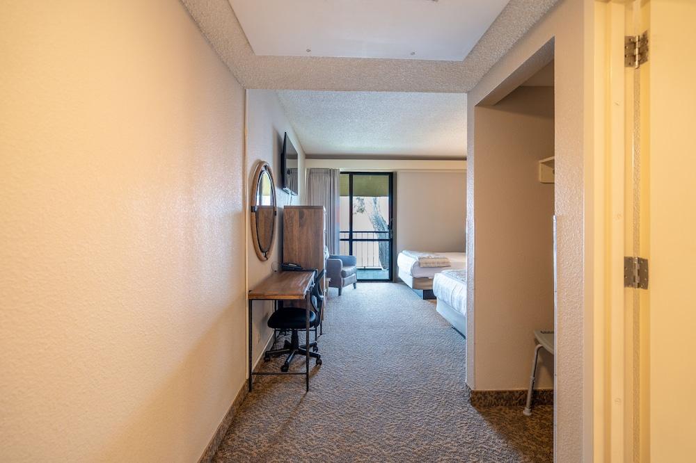 Kellogg West Conference Center and Hotel photo 8
