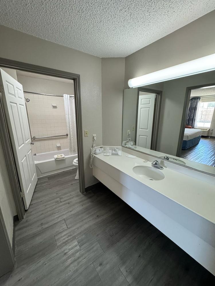 Capital O Georgetown TX I 35 photo 8