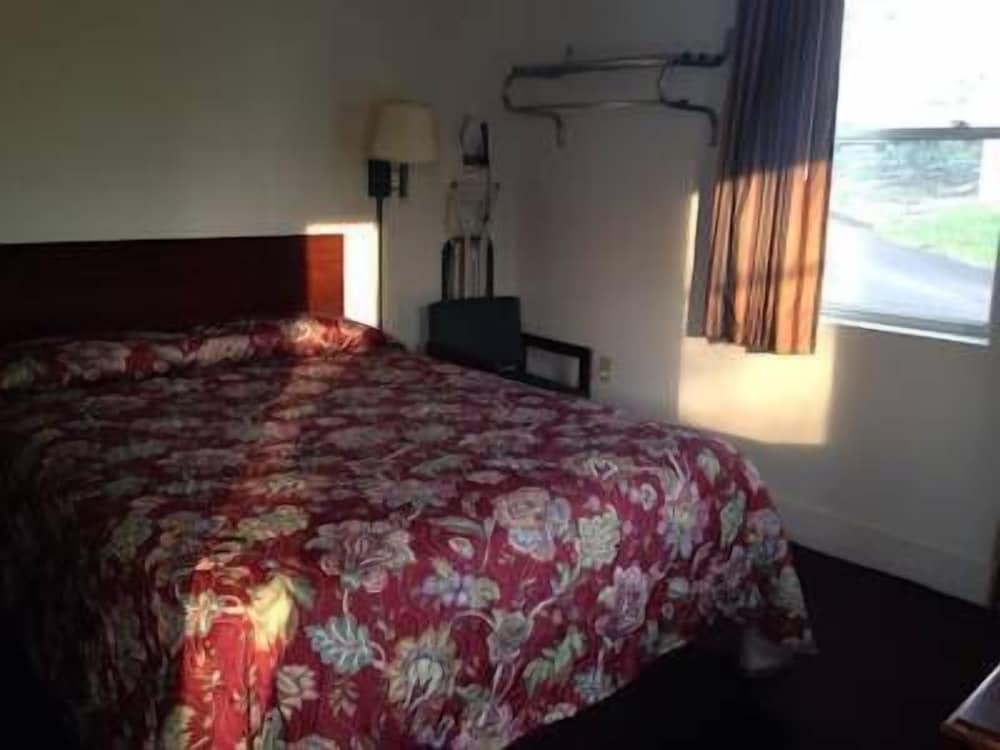 Colonial Village Motel photo 16