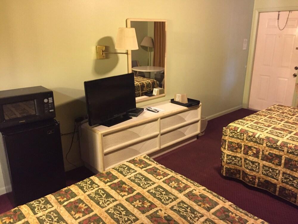 Sebring Inn photo 9