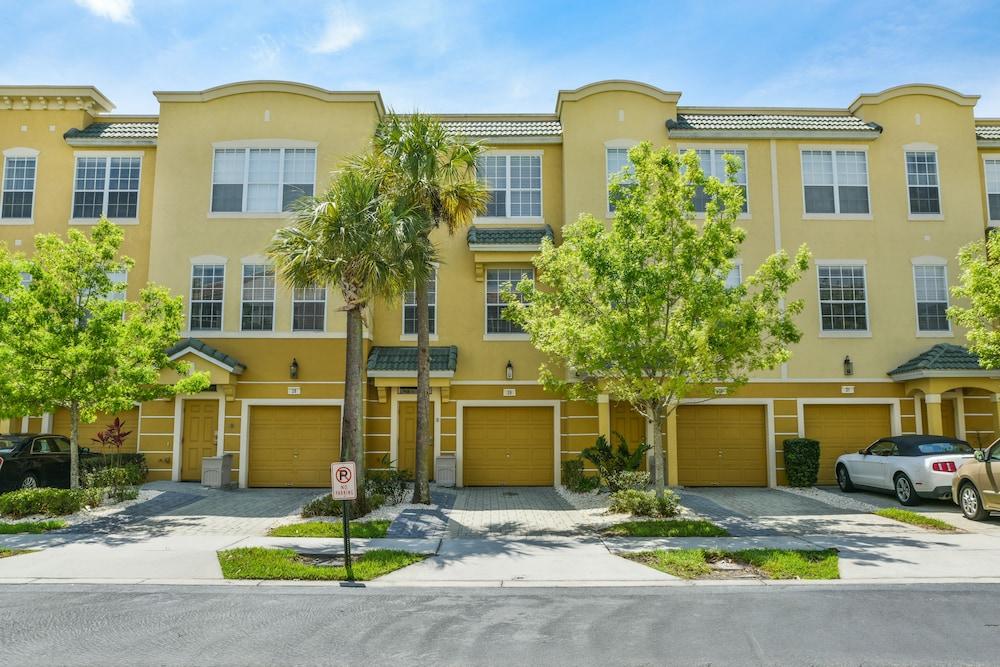 Vista Cay by Orlando Resort Rentals on Universal Boulevard photo 1