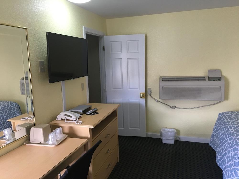 Chisholms Motor Inn photo 30