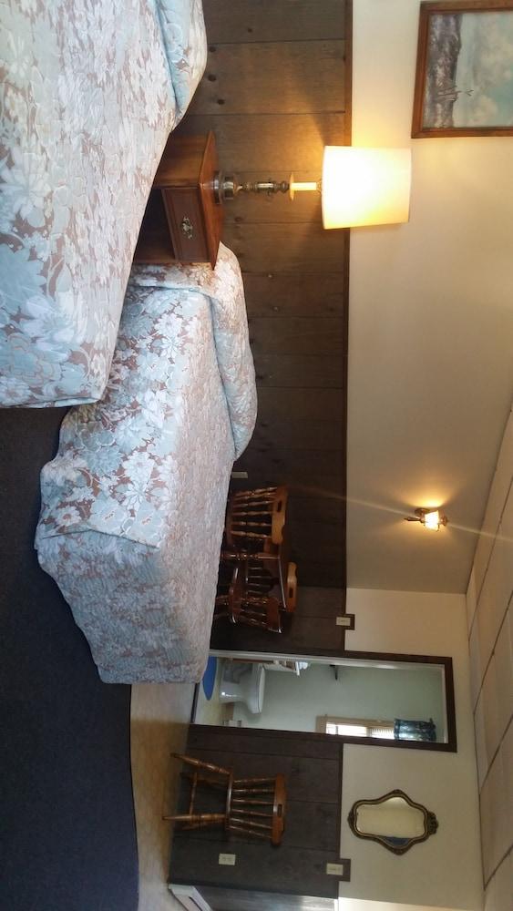 The Villager Motel photo 43