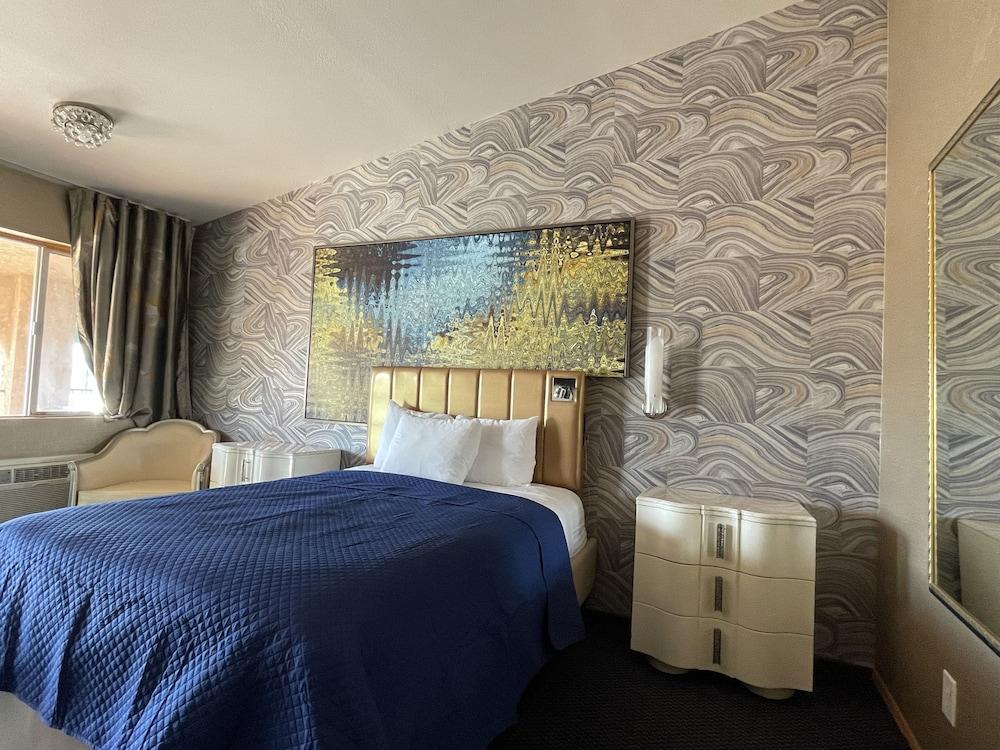 Crown Motel photo 41