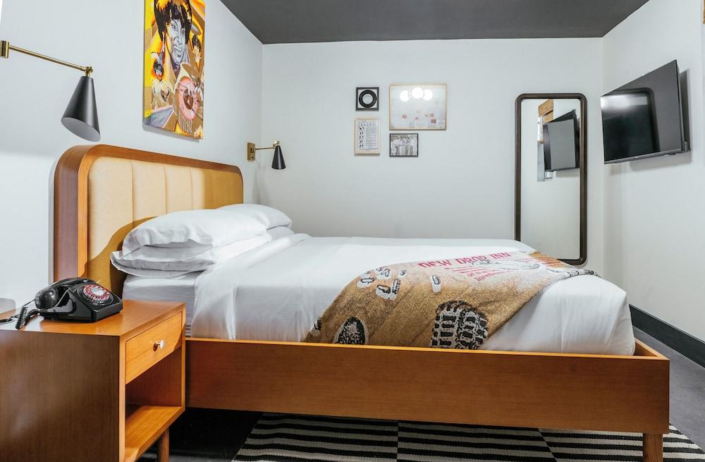 Dew Drop Inn photo 8