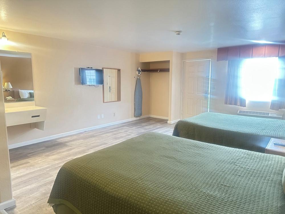 ROYAL INN photo 30