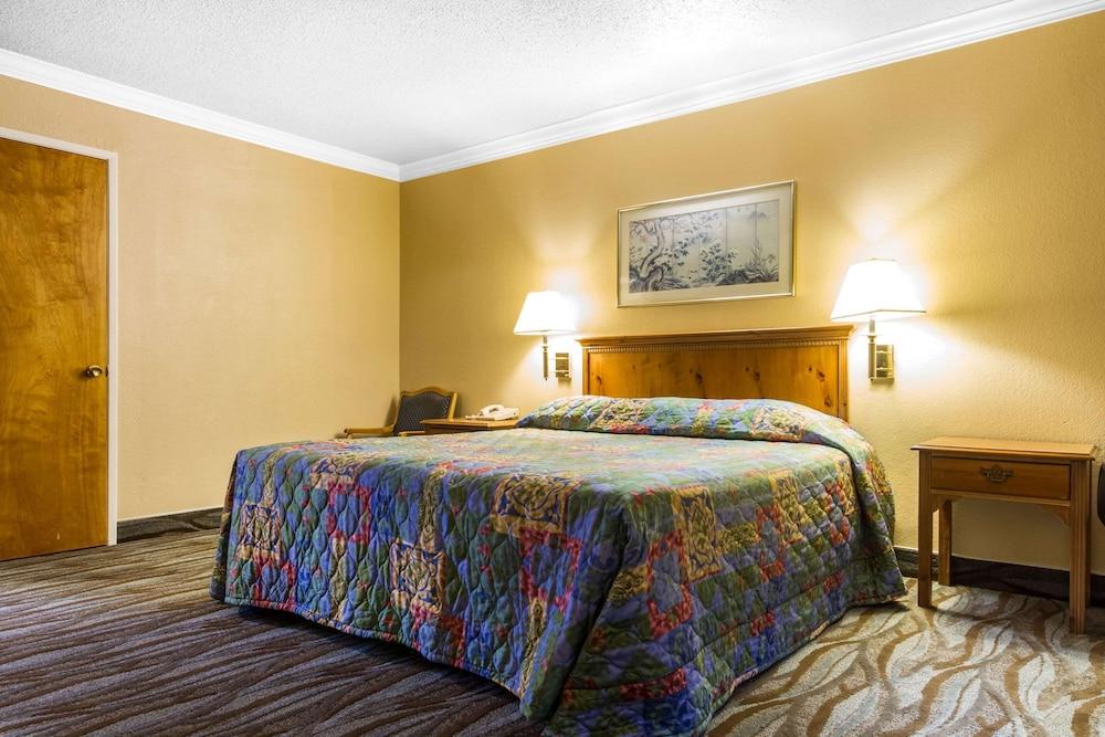 Econo Lodge photo 13