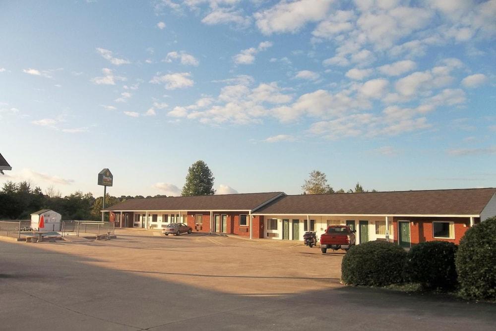 Douglas Inn & Suites photo 53