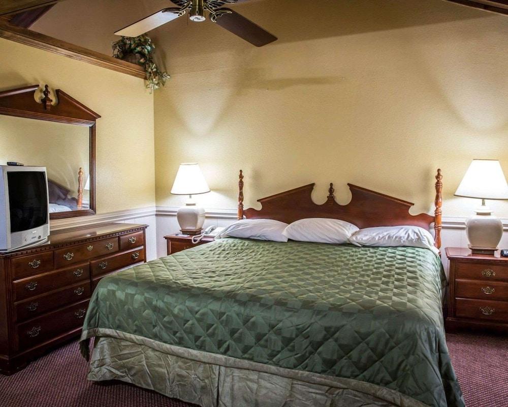 Rodeway Inn & Suites Plymouth Hwy 64 photo 16