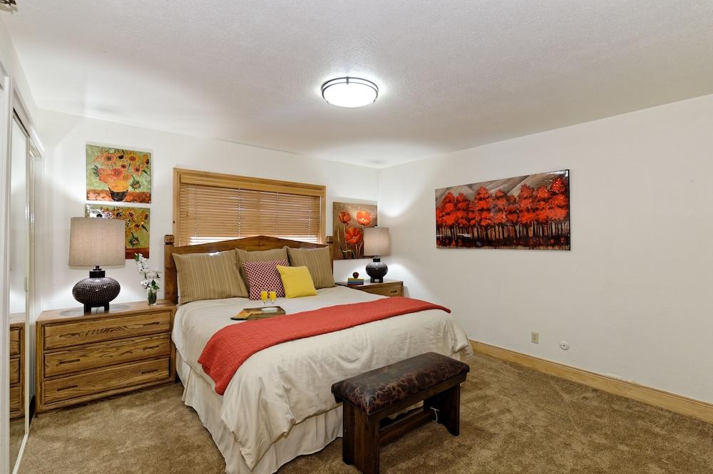 The Crestwood Condominiums photo 8