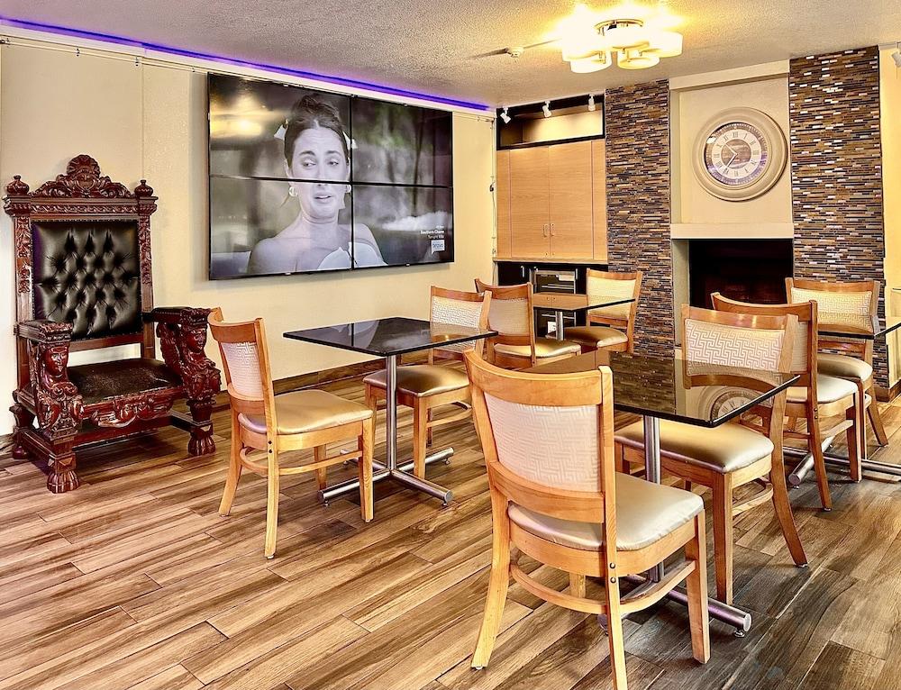Days Inn by Wyndham Southern Hills/ORU photo 87