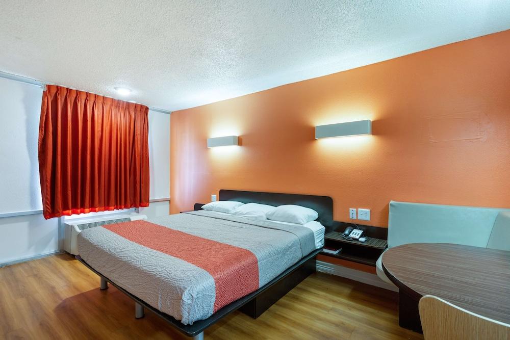Motel 6 Houston, TX - East photo 10
