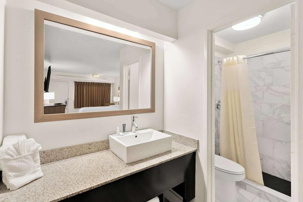 Clarion Pointe Kennesaw Town Center photo 21