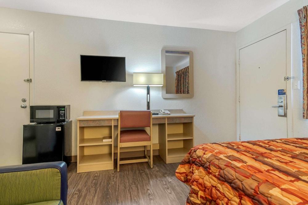 Rodeway Inn photo 25