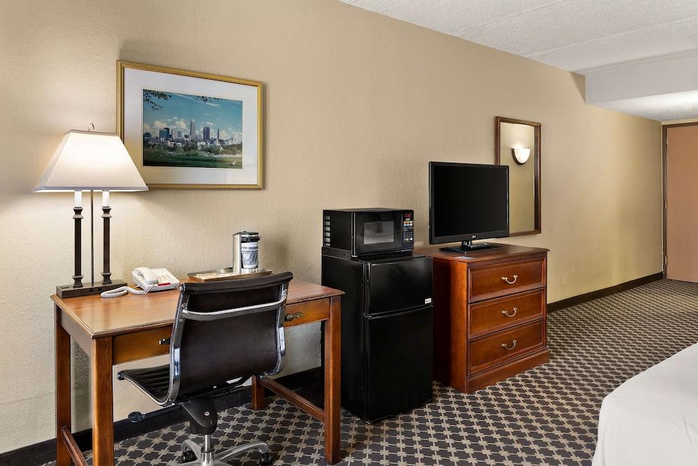 Hotel RL Cleveland Airport West photo 5