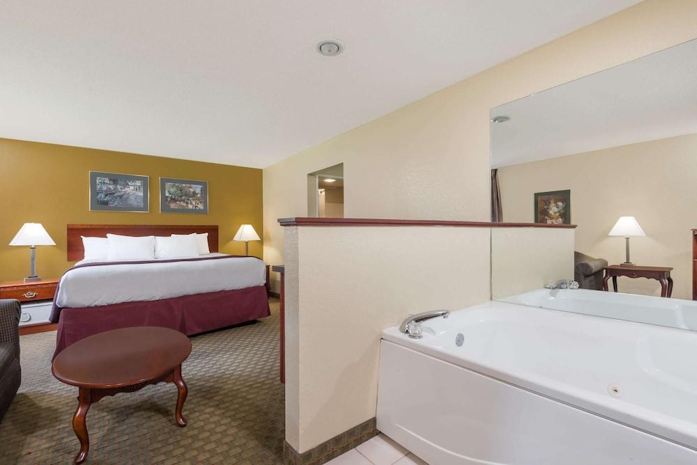 Days Inn by Wyndham Norton photo 7