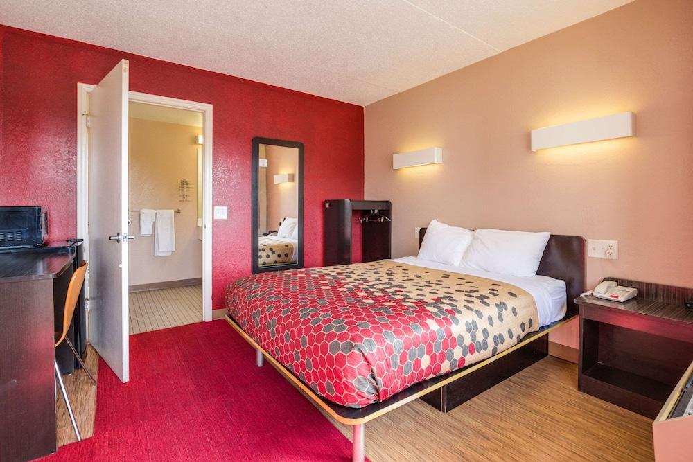 Econo Lodge Inn & Suites photo 13
