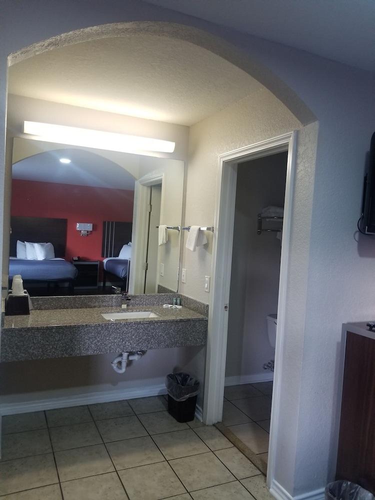 Econo Inn Lackland AFB Seaworld photo 3