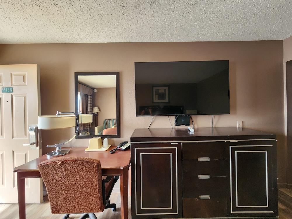 Satellite Inn photo 18