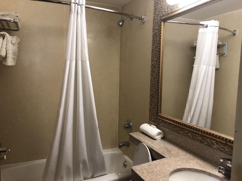 Days Inn by Wyndham Brooklyn photo 22