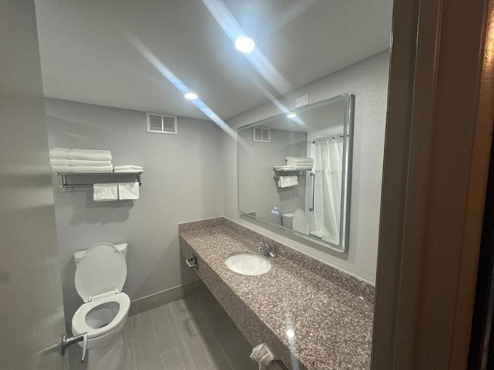 Baymont By Wyndham Williamsburg I-64 photo 7