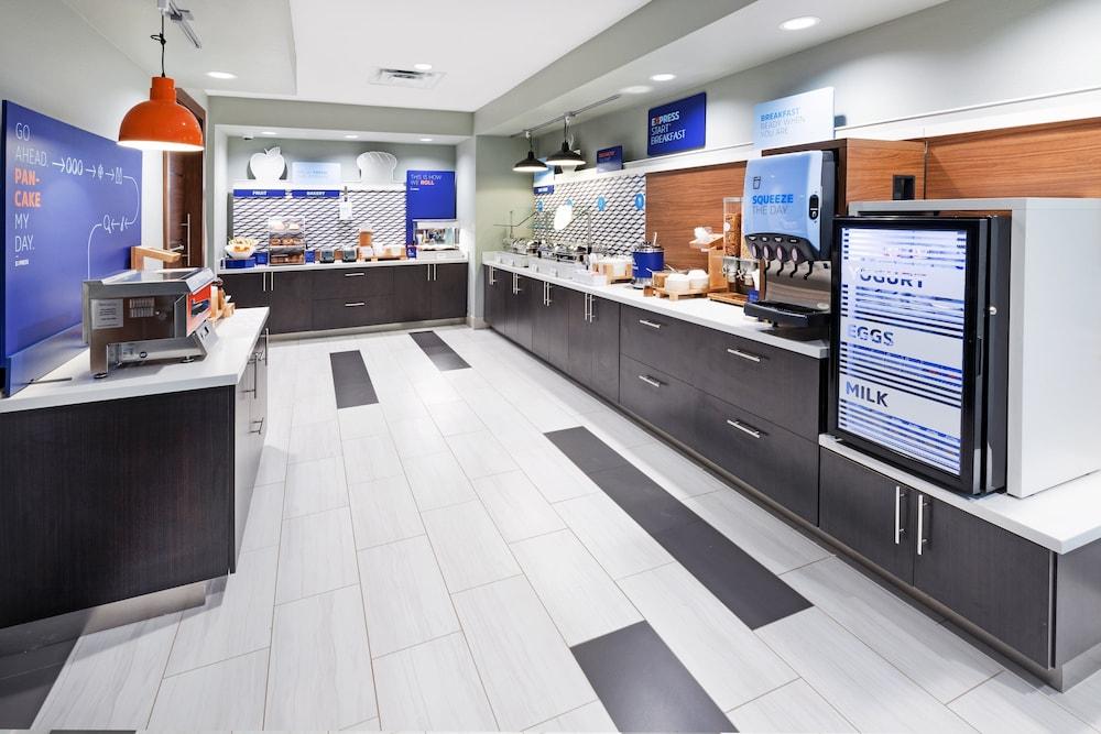 Holiday Inn Express & Suites Denton - Sanger by IHG photo 4