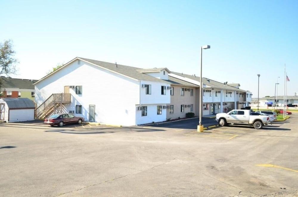 Luxury Inn & Suites photo 5
