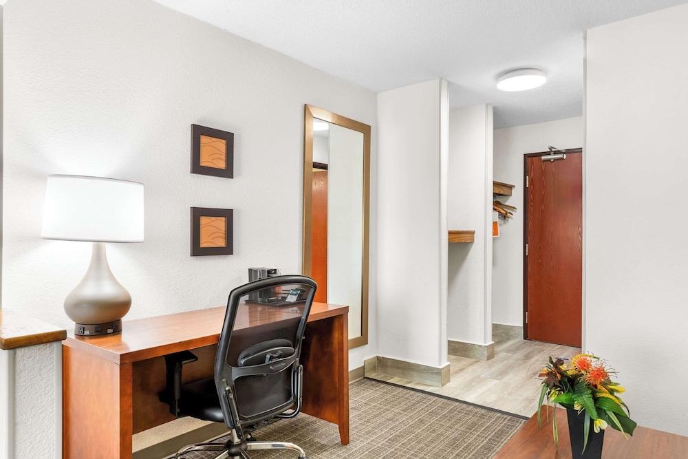 Comfort Inn Marion photo 23