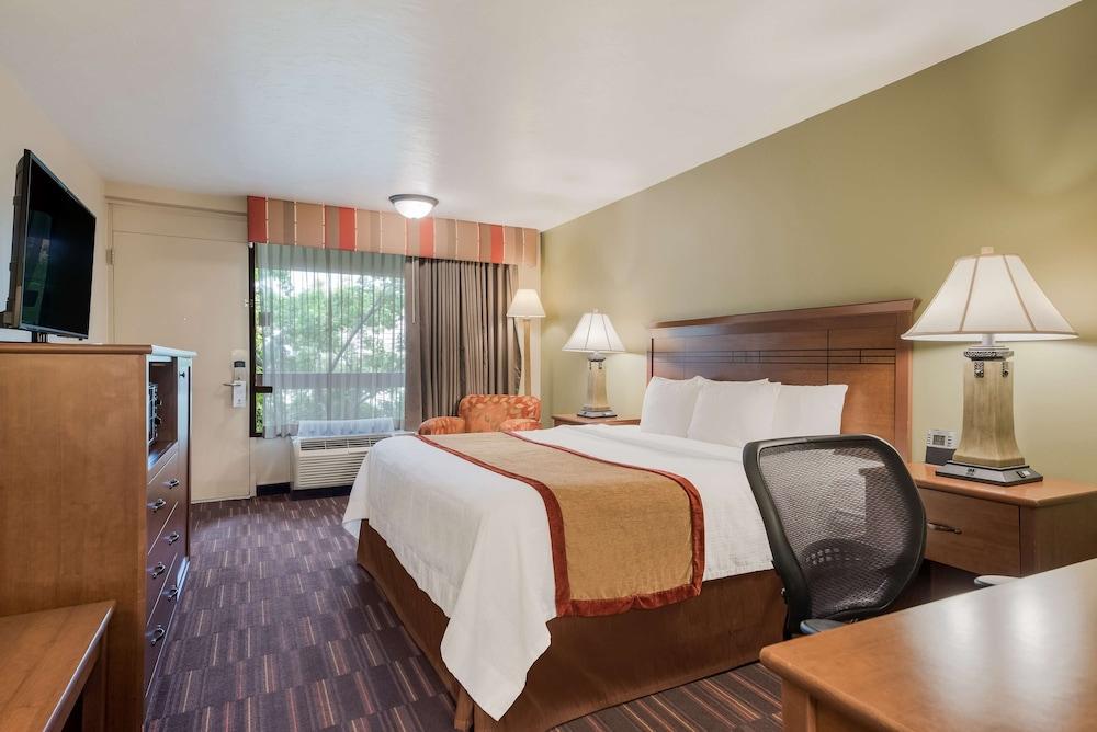Best Western Town & Country Inn photo 6